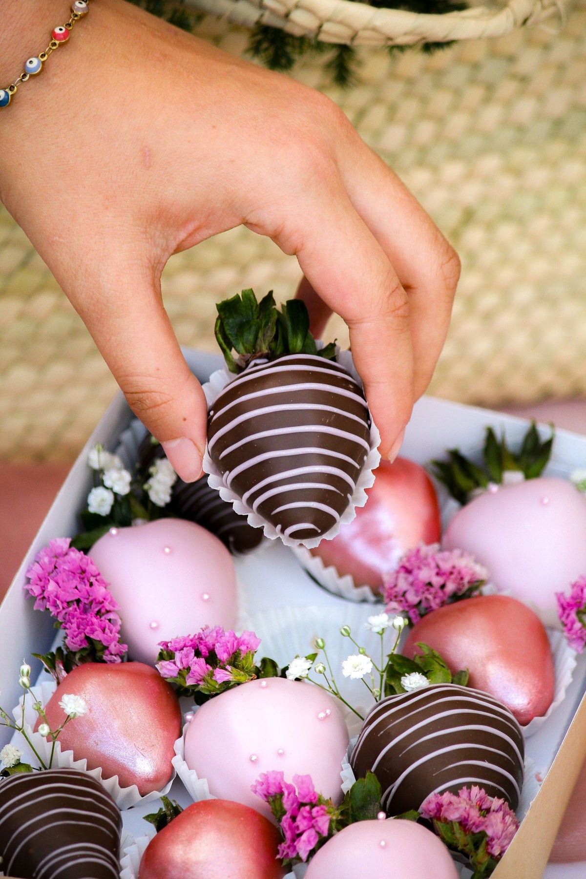 Caja de fresas con chocolate decoradas