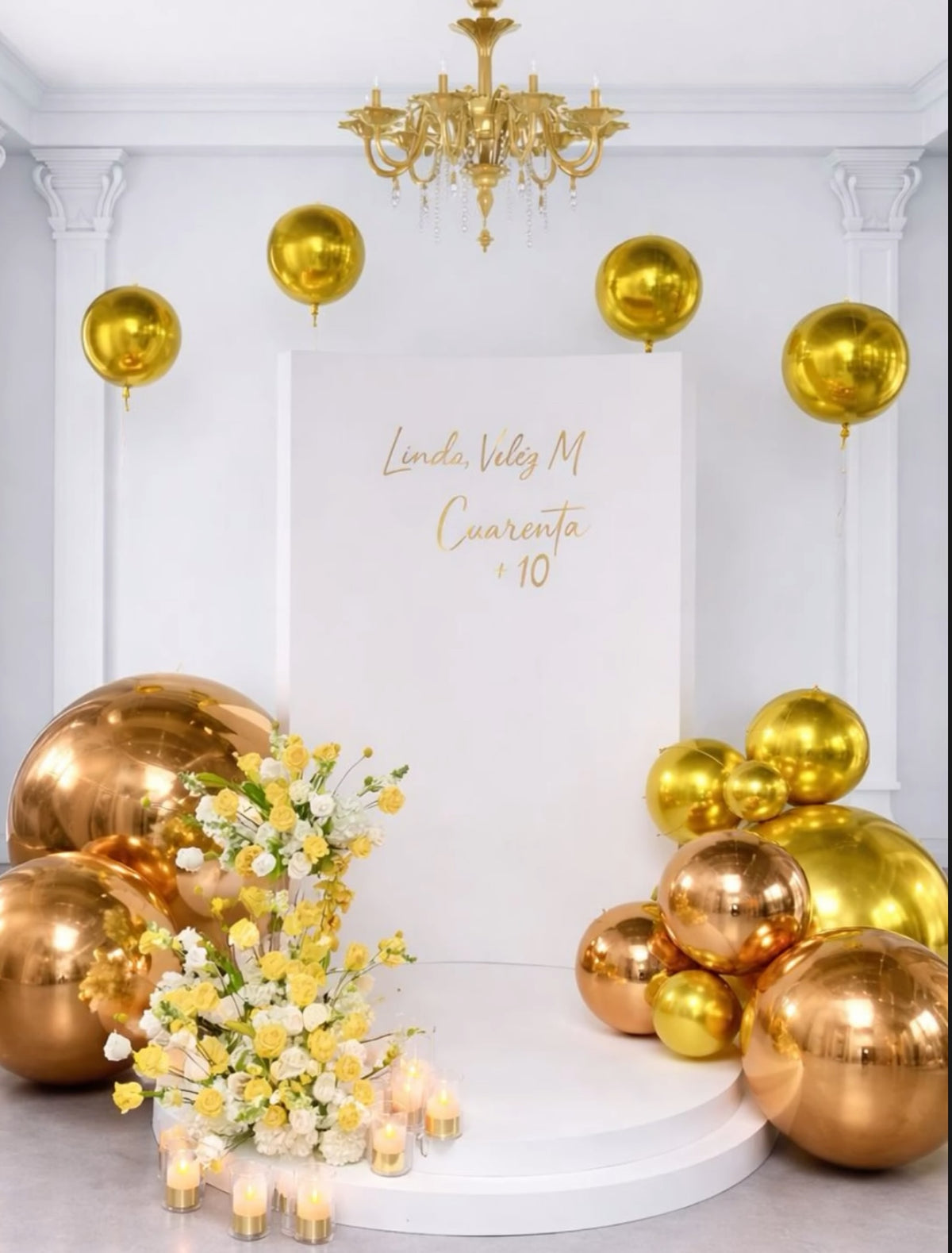 Decoración elegante blanca y dorada para eventos